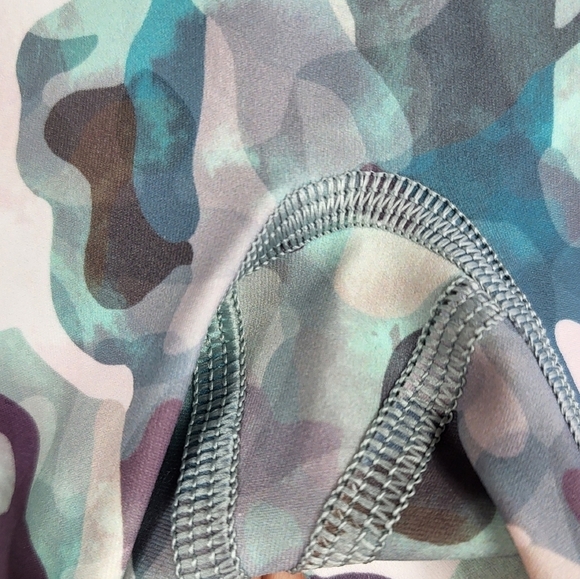 Spanx Booty Boost Active Athletic Crop Printed Camo Blue Pink Multi Medium - Picture 10 of 13